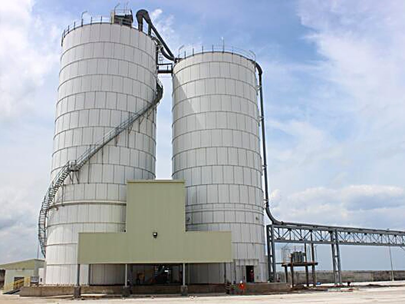 Silo discharge and pneumatic conveying system with external discharge piping