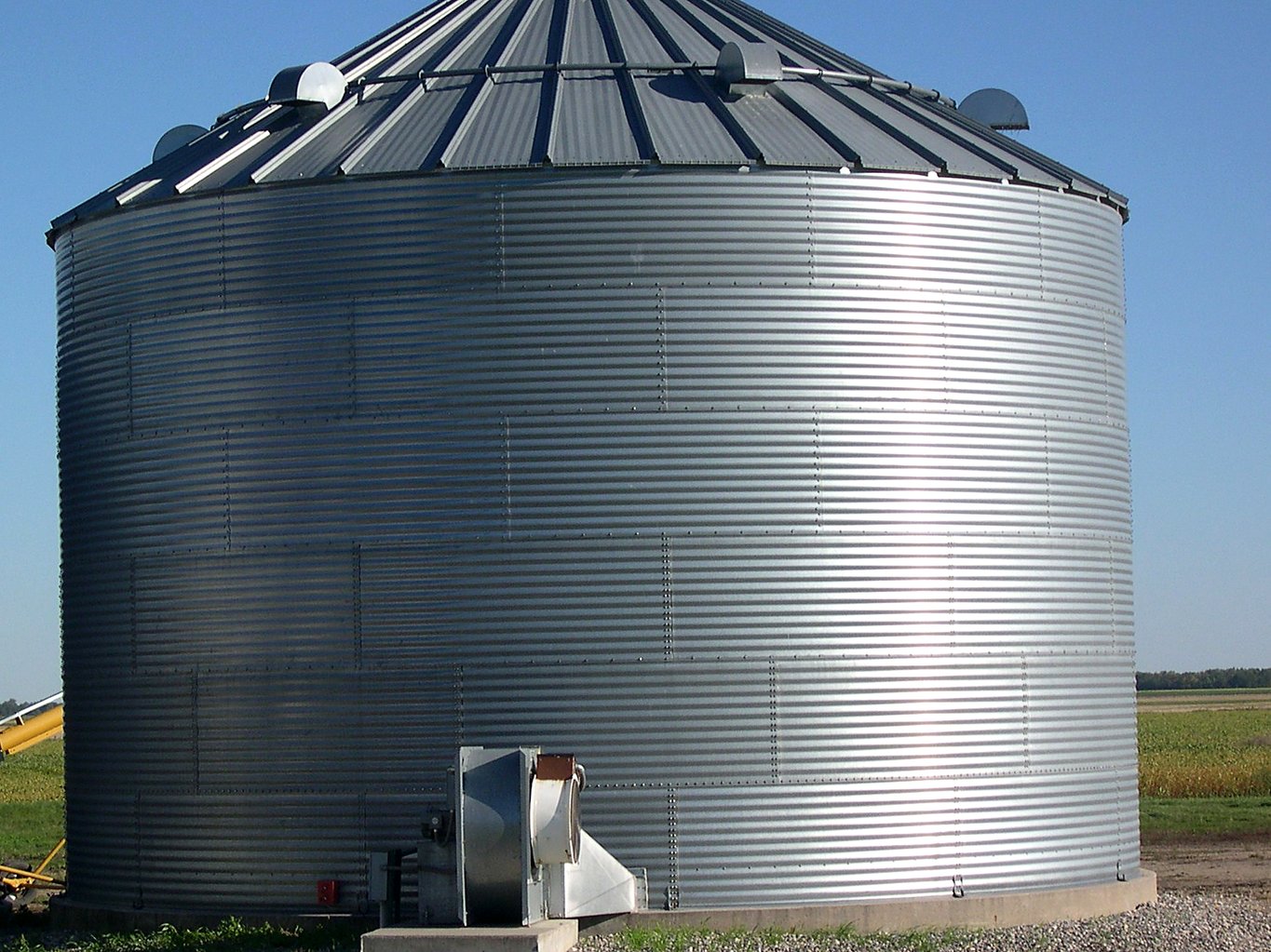 Centrifugal fan and ducting on a flat-bottom silo used for gastightness pressure testing