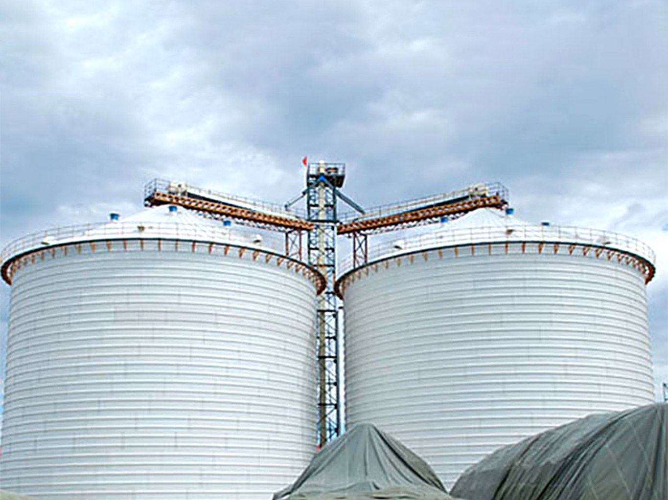 Large sealed steel grain silos prepared for gastight phosphine fumigation
