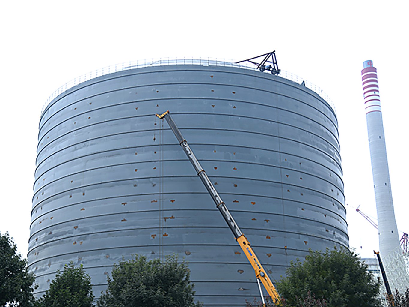 Large welded steel silos for cement and fly ash served by pneumatic conveying lines