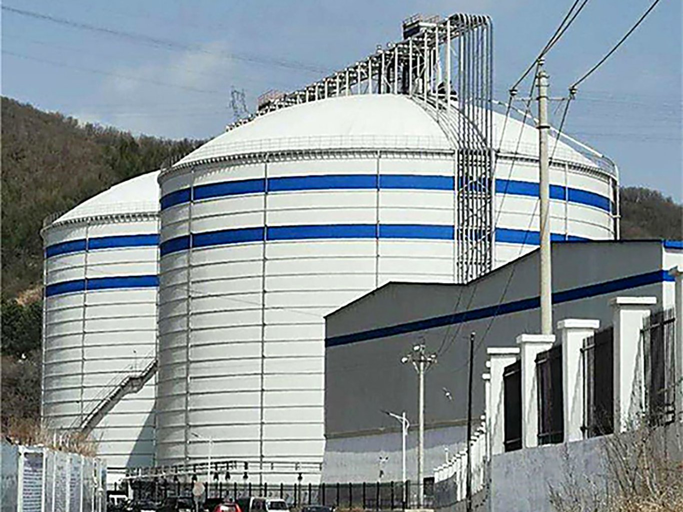 Truss conveying gantry linking storage silos at a powder handling plant