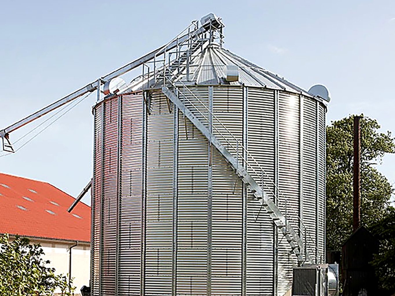 Galvanized corrugated steel silo panels with zinc coating