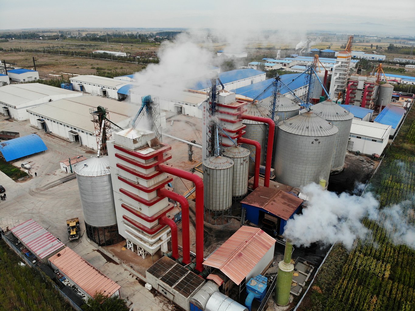 Aerial view of large flat-bottom grain silo group