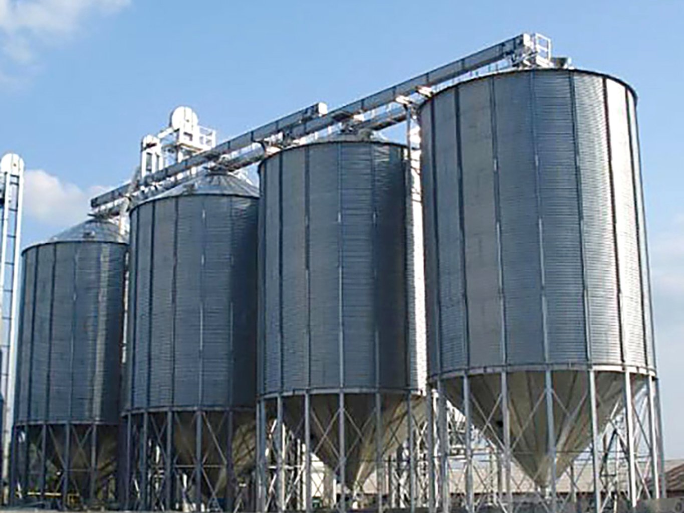 Hopper bottom silo on steel support legs with gravity discharge