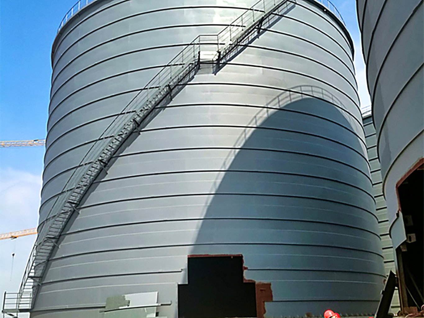 Welded steel cement silos for sealed storage