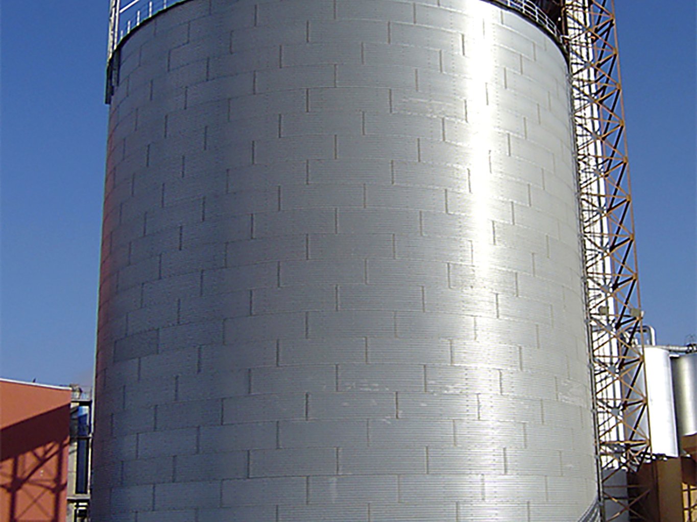 Row of aerated grain silos with fans for multi-crop storage